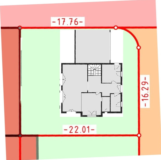 Grundstücksplan mit Hausgrundriss im Zentrum, rote Grundstücksgrenzen sichtbar