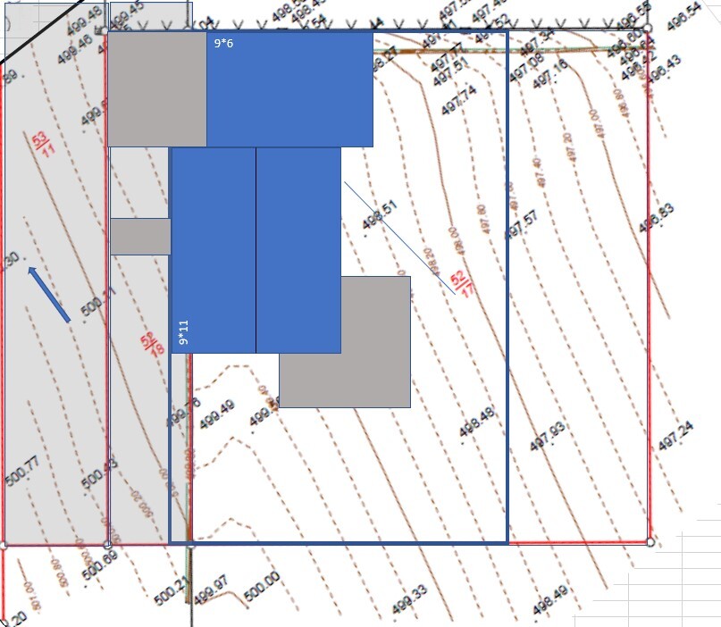 Lageplan: Blaue und graue Gebäudeteile in Parzellenrahmen (blau/rot) über Konturlinien.