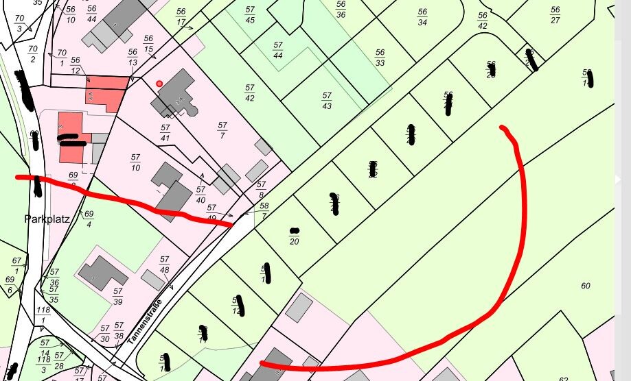 Lageplan mit Parzellen, Gebäuden und Straßen; rote Linie markiert Weg durch Felder.