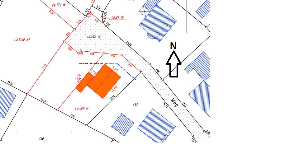 Lageplan: orangefarbenes Gebäude auf rotem Grundstück, blaue Flächen, Nordpfeil, Weg