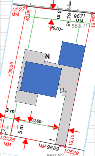 Lageplan eines Baugrundstücks mit blauen Gebäuden, grauen Bauteilen und roten Maßlinien.