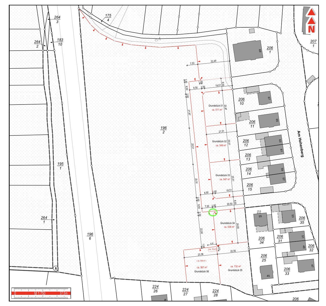 Lageplan eines Baugebiets: rote Grundstücksgrenzen, graue Gebäude, Straßennetz, Nordpfeil.