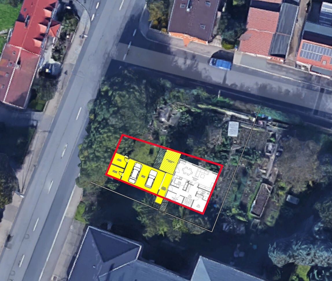 Luftbild eines Grundstücks mit rotem Umriss; gelber Grundrissbereich, zwei Autos.