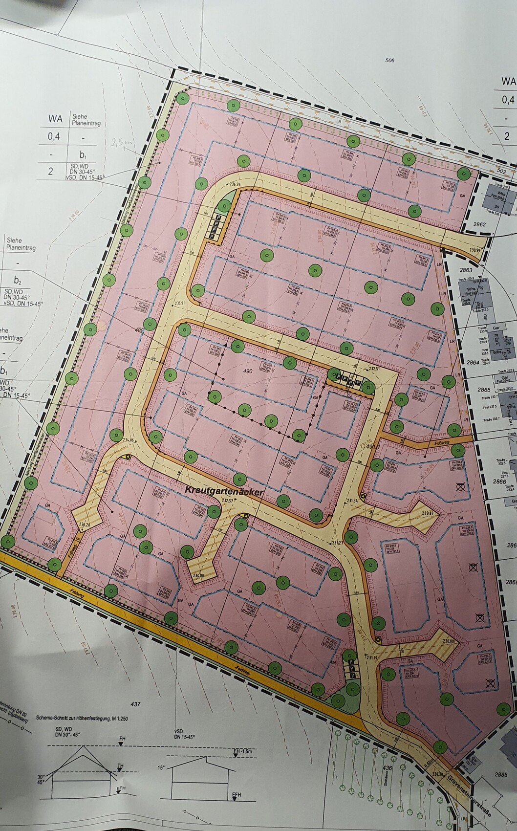 Lageplan eines Baugebiets mit Ringstraße, pinken Parzellen und grünen Bäumen.