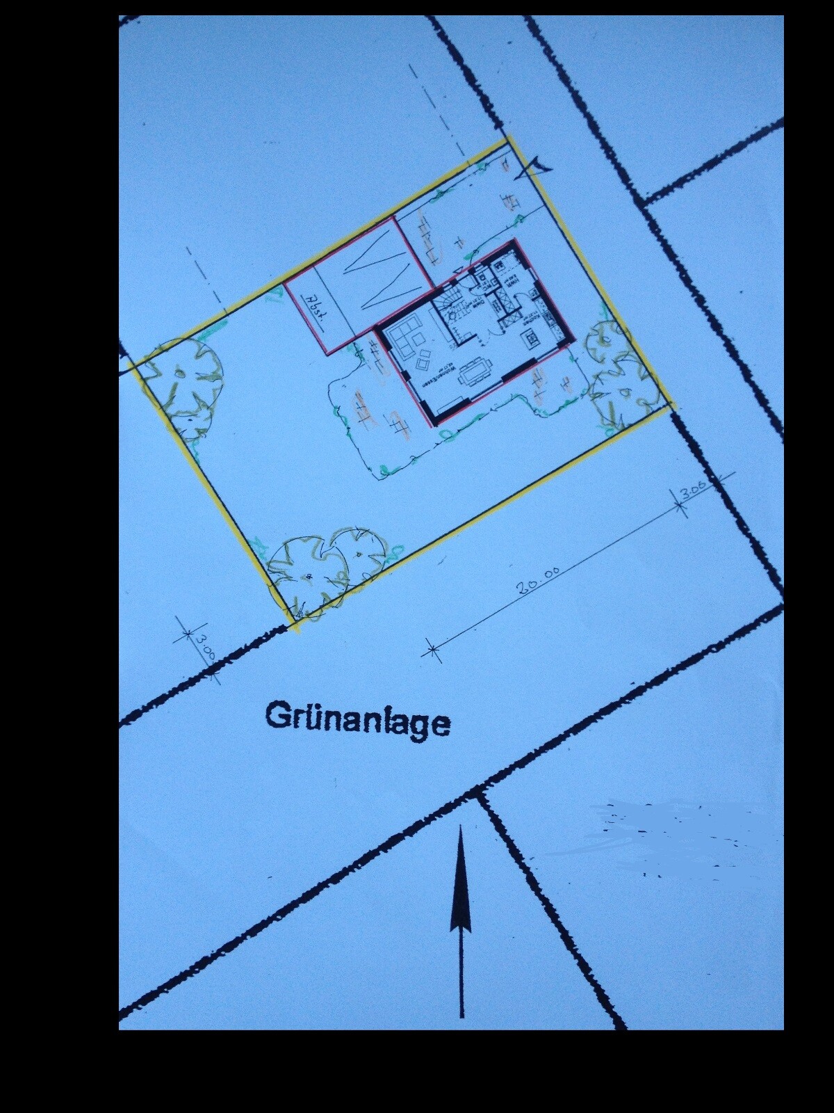 Grundstücks- und Grundrissplanung eines Hauses mit Gartenanlage auf dem Baugrund.