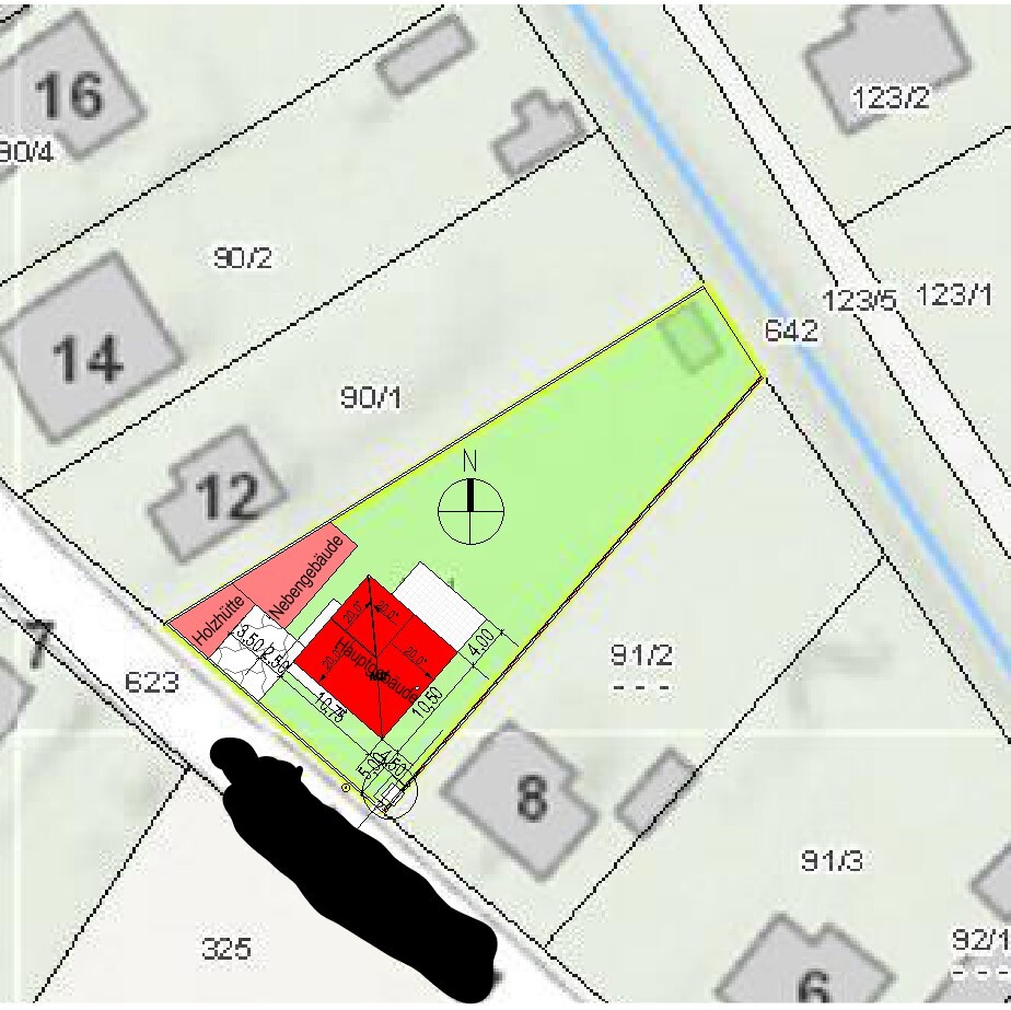 Lageplan eines Grundstücks: grüne Parzelle an Straße und Bach, rote Holzhütte und Nebengebäude.