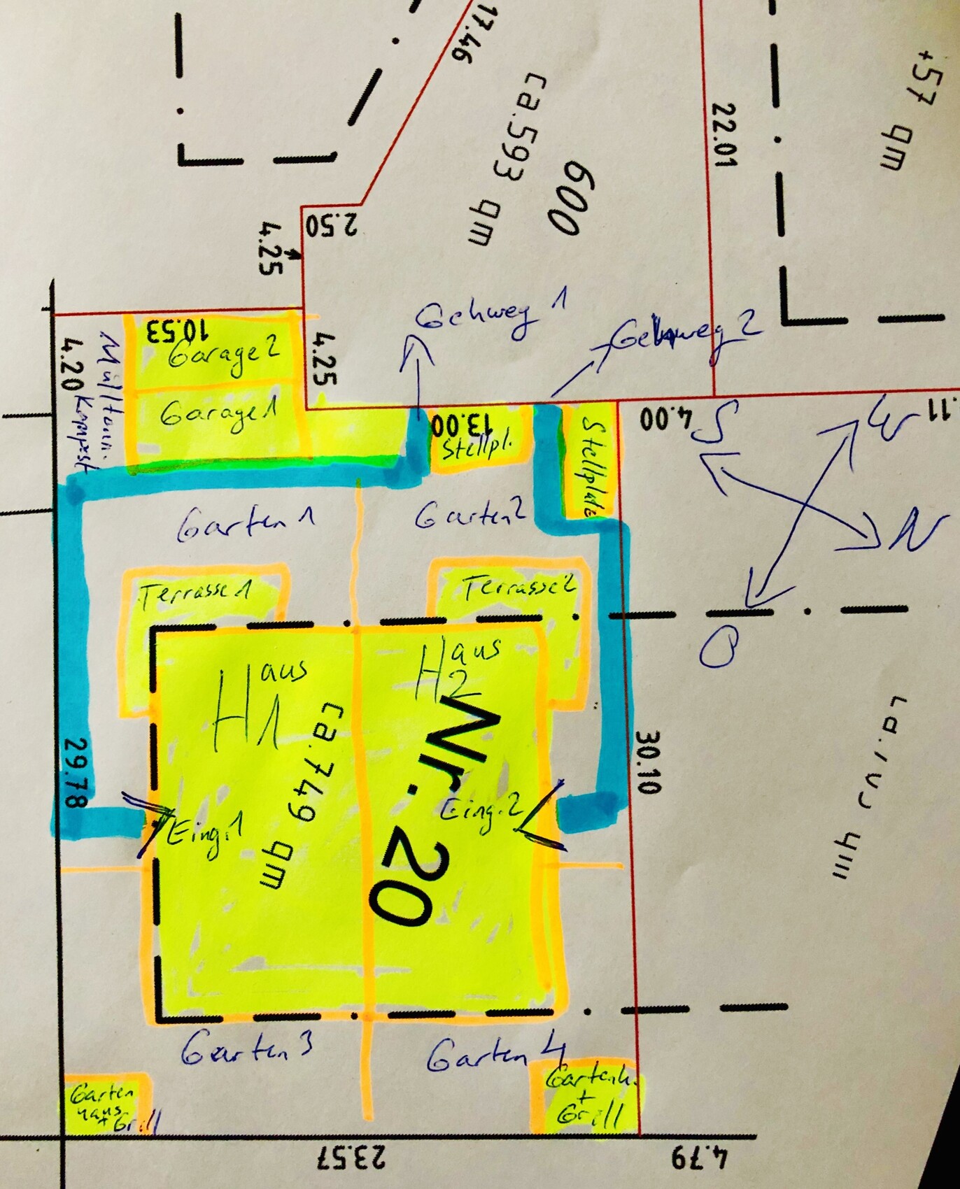 Lageplan eines Grundstücks mit Haus 2, Terrassen, Gärten, Garagen und Stellplätzen.