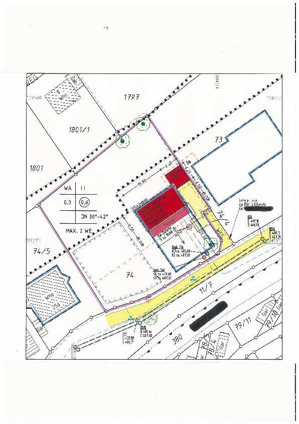 Lageplan eines Grundstücks mit Gebäuden, Straßenverlauf und Grenzlinien.