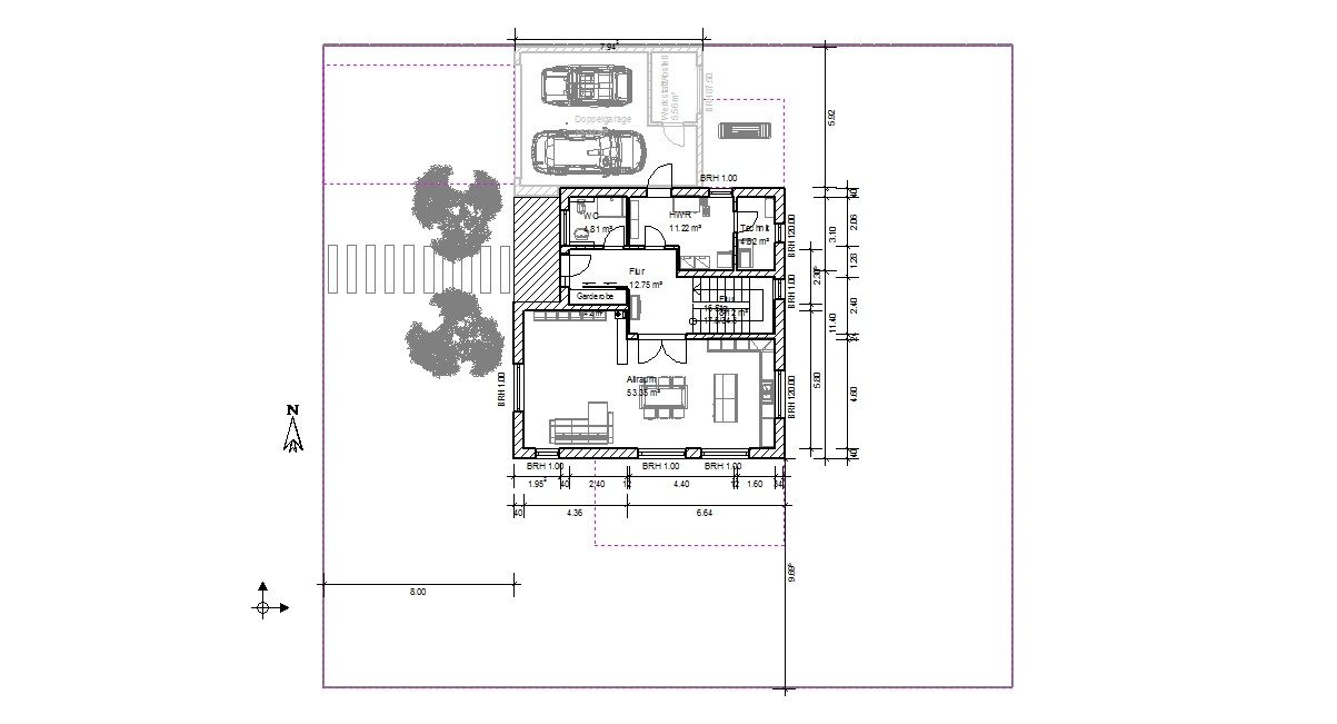 Grundriss eines Hauses mit Doppelgarage, Garten, Bäumen und Abmessungen.