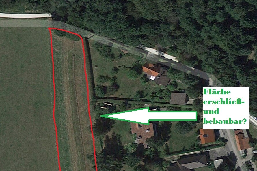 Luftbild eines Grundstücks mit roter Umrandung eines potenziell bebaubaren Areals neben Gebäuden
