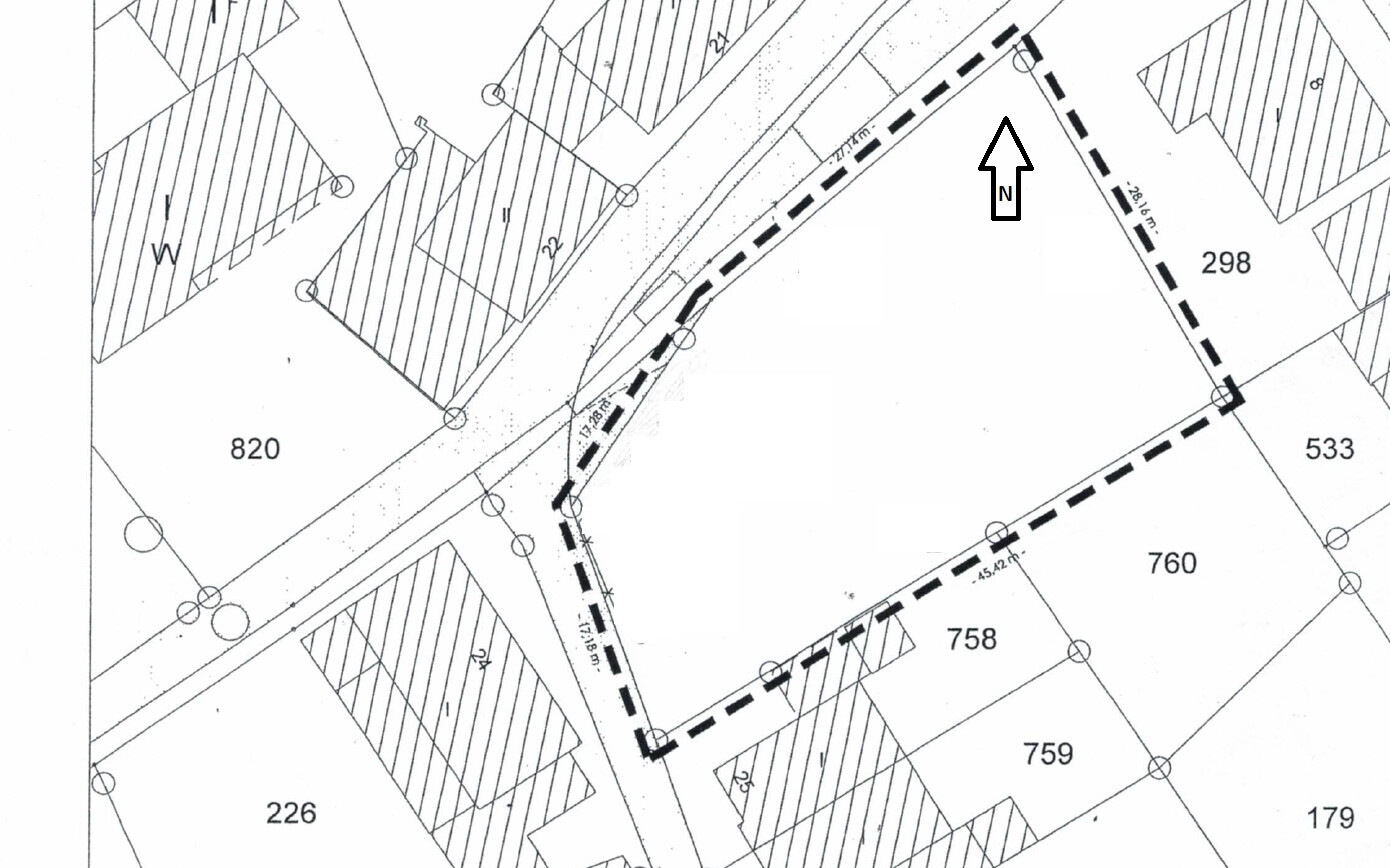 Lageplan: Parzellen mit Nummern, Straßen und ein gestricheltes Grundstückspolygon; Nordpfeil.