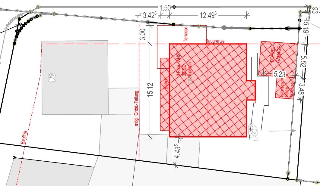 Lageplan eines Baugrundstücks mit rotem Gebäudefundament und Maßen