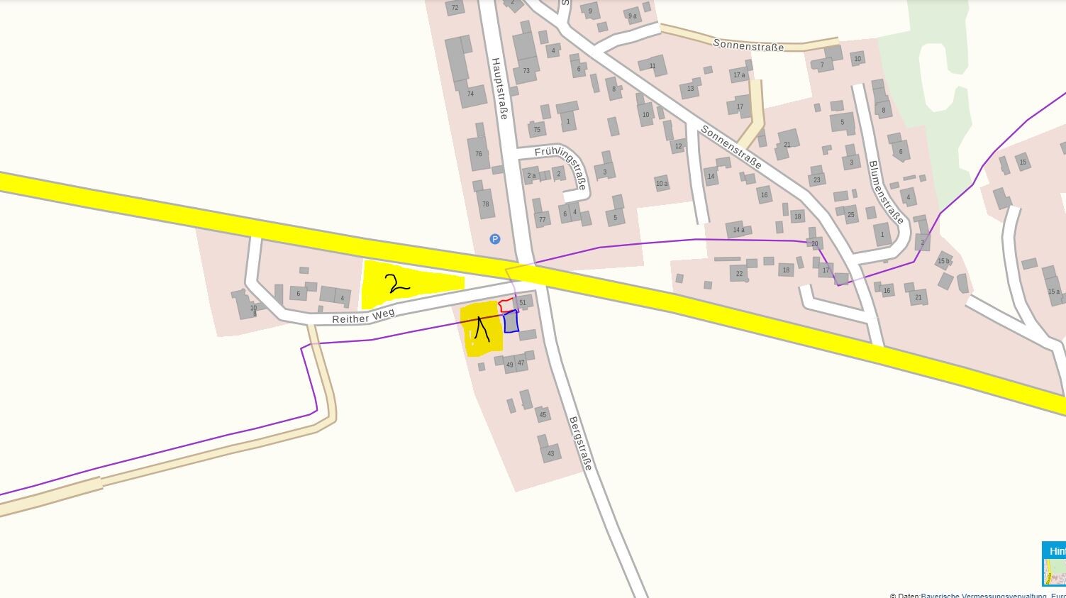 Lageplan mit gelb markierter Hauptstraße, Grundstücksgrenzen und Gebäuden am Rand