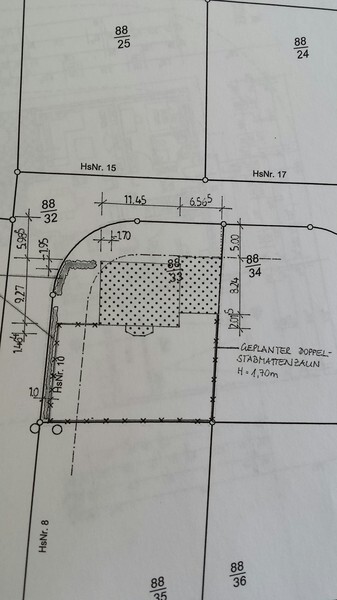 2D Bauplan mit Grundstücksgrenzen, Grundriss und Maßen eines Hauses