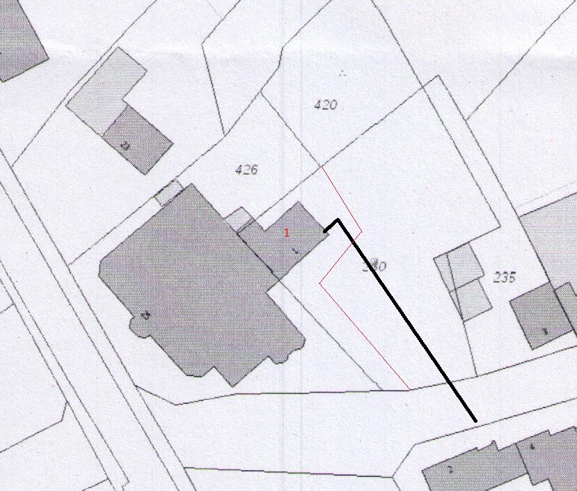 Lageplan eines Baugrundstücks mit Gebäudeflächen, Grundstücksgrenzen und angrenzenden Gebäuden