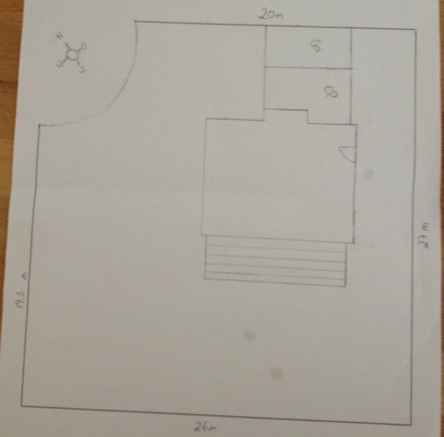 Handgezeichneter Grundriss- und Lageplan eines Hauses auf einem Grundstück mit Maßen.