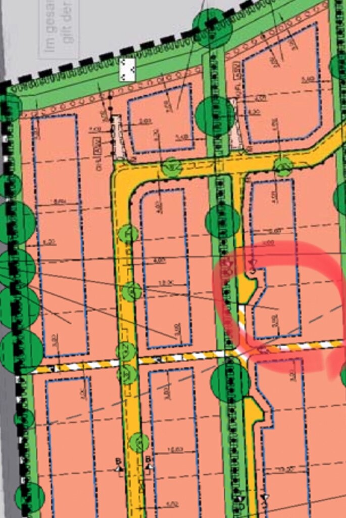 Übersichtlicher Lageplan mit Parzellen, Straßenverlauf und Bäumen.