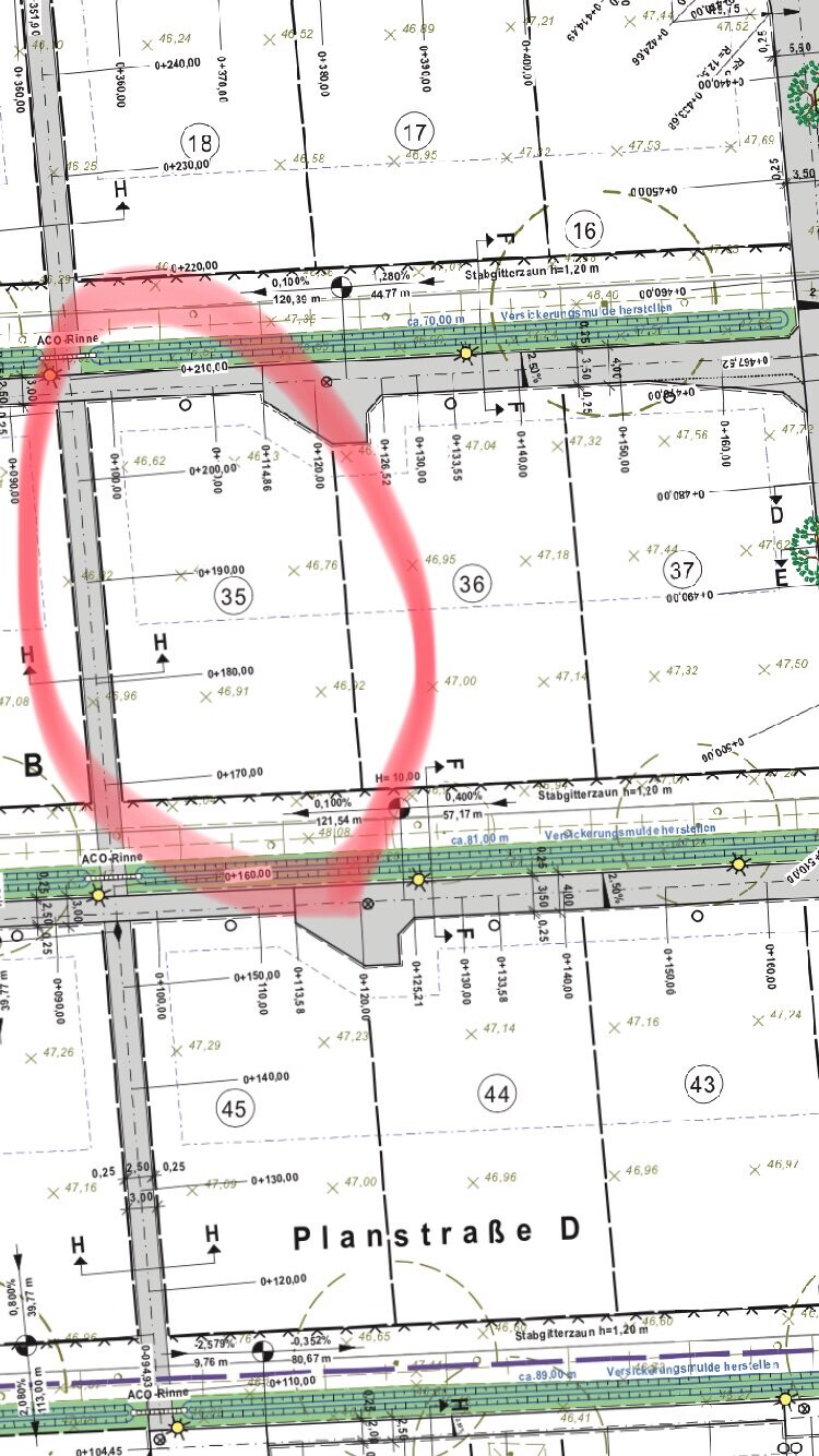 Lageplan eines Baugrundstücks mit Parzellen, Straßenverlauf und Markierungen.