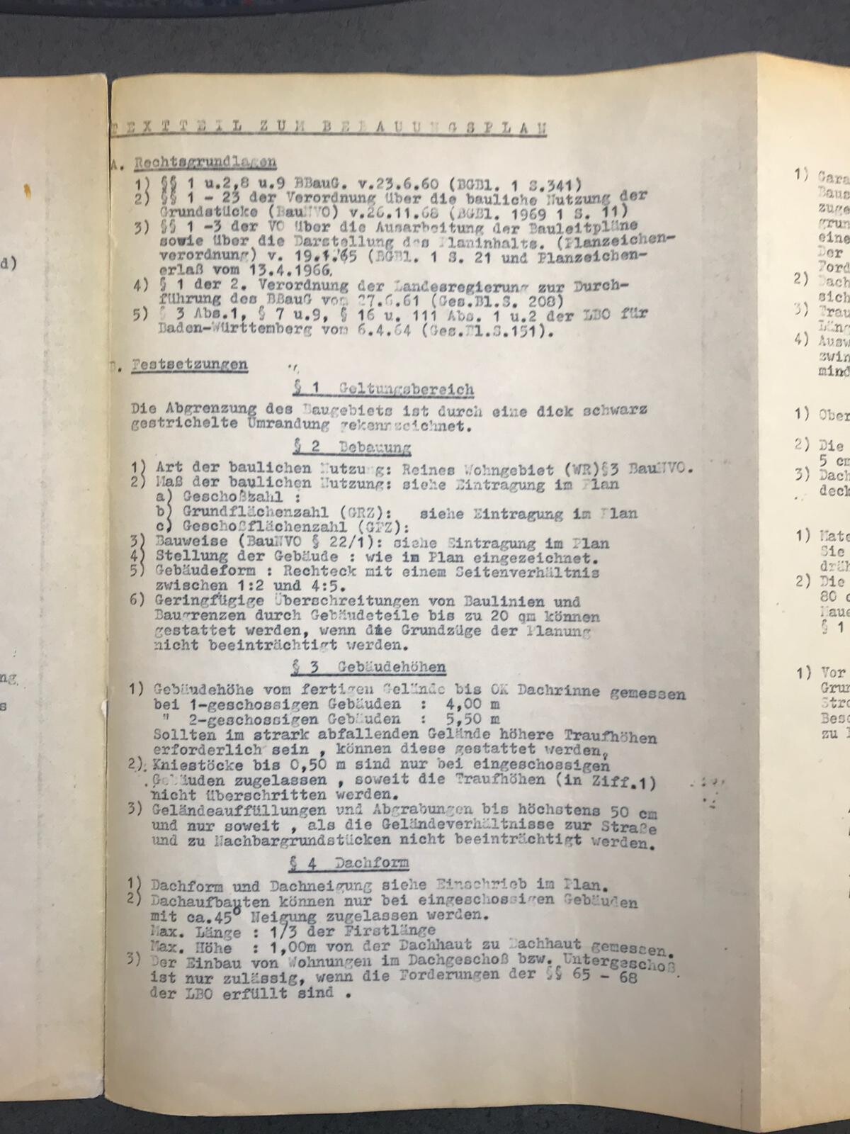 Alter maschinengeschriebener Baurecht-Text mit Grundriss- und Grundstücksregelungen auf Papier.