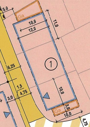 Grundstücksplan mit blauem Hausgrundriss, Maßangaben und Straßenzug.