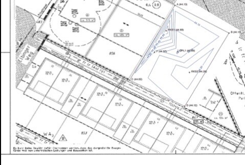 Lageplan mit Grundstücksgrenzen und Gebäudestrukturen auf einem Baugrundstück