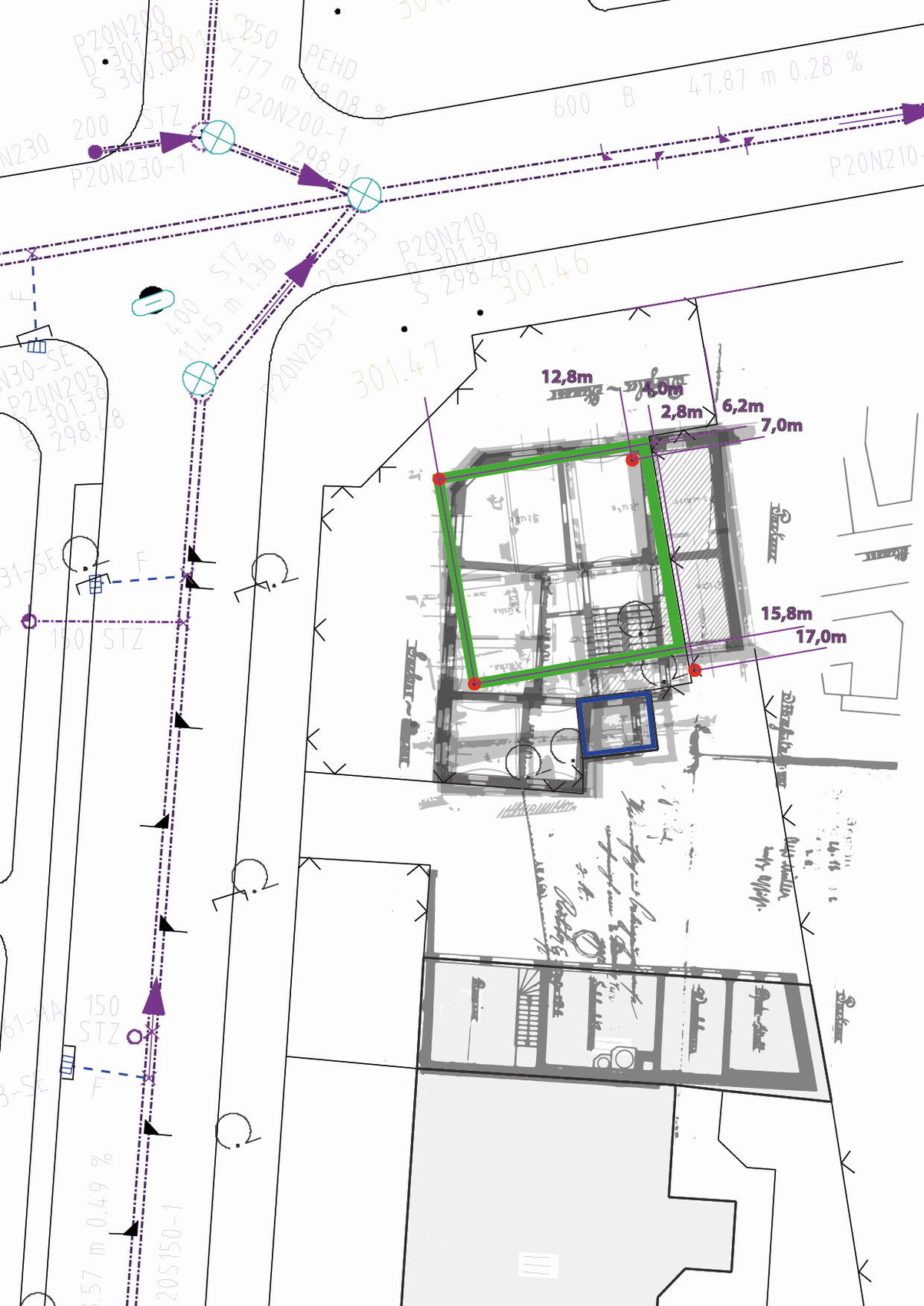 Lageplan: Grüner Baubereich mit roten Eckpunkten, blauem Nebenelement, umliegende Straßen und Maße.