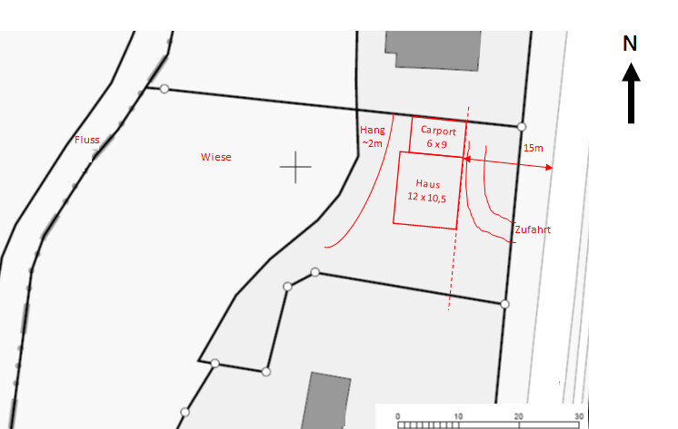 Lageplan: Fluss links, Wiese, Haus 12x10,5, Carport 6x9, Zufahrt rechts; Norden