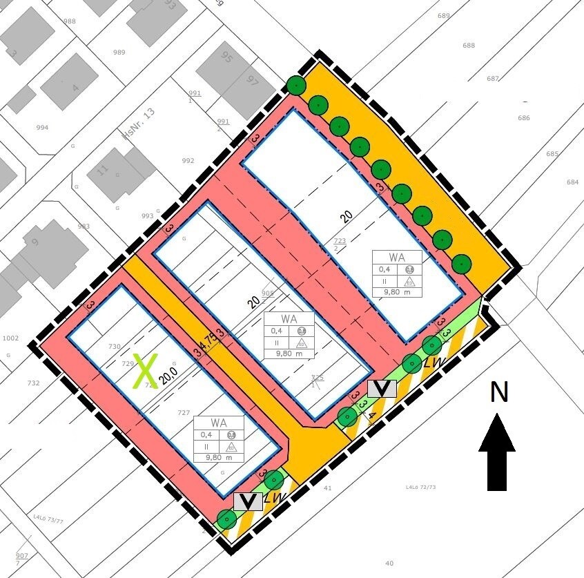 Lageplan: zwei rechteckige Baukörper, umlaufende Wege, Baumreihe entlang der Grundstücksgrenze.