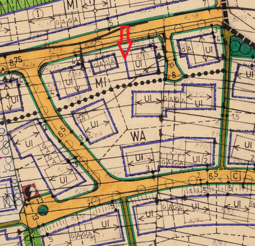 Kadastrale Karte mit Straßenzügen, Gebäudeblöcken (blaue Umrandung); roter Pfeil markiert Standort