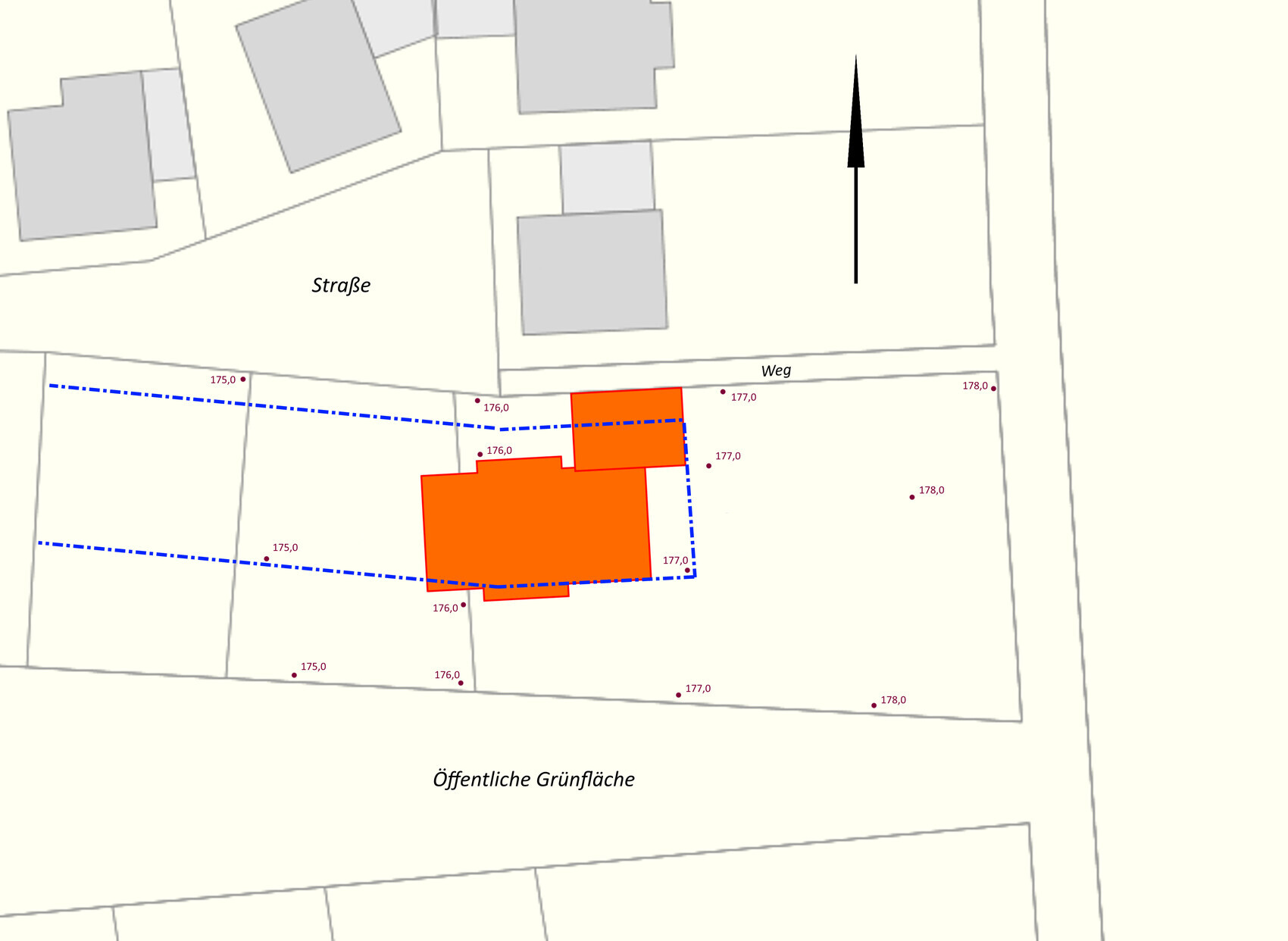 Lageplan: orangefarbener Gebäudekomplex mit blauer Umrandung, umliegende Wege und Straße sichtbar.