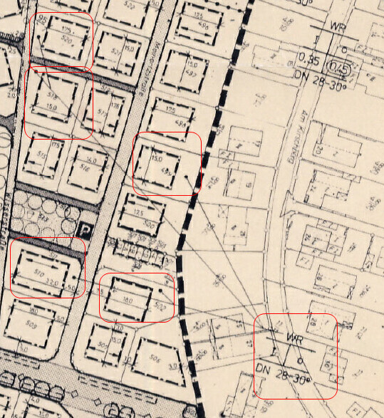 Stadtplan mit Gebäuden; mehrere Grundstücke, rote Kreise markieren einzelne Häuser.