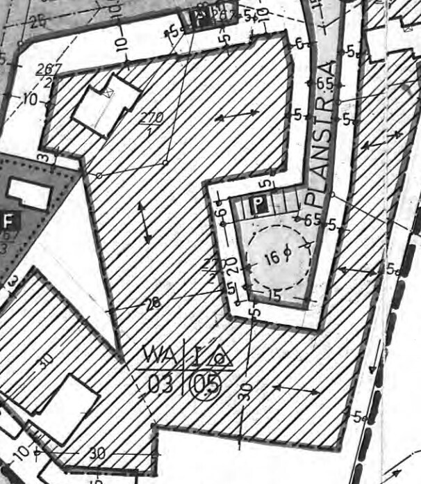 Lageplan: schraffierte Grundstücksfläche mit Gebäuden, Parkplatz und rundem Innenhof.