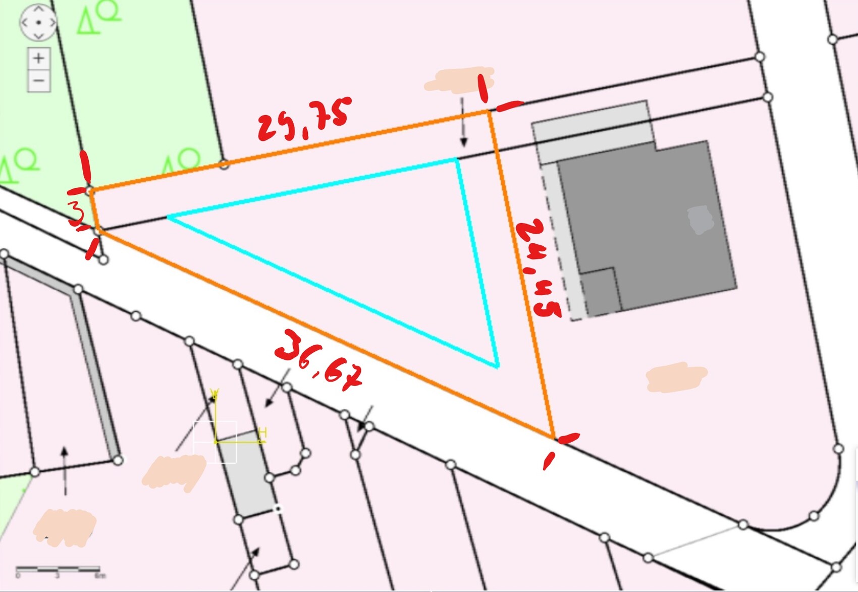 Lageplan eines Grundstücks mit orange markierten Umrissen, blauem Innenpolygon und Gebäude rechts