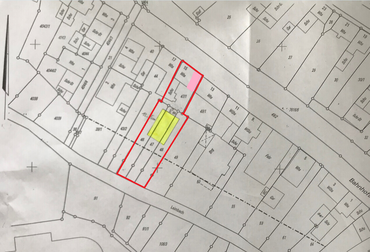 Lageplan eines Grundstücks mit roter Parzellenbegrenzung und gelbem Gebäudeteil