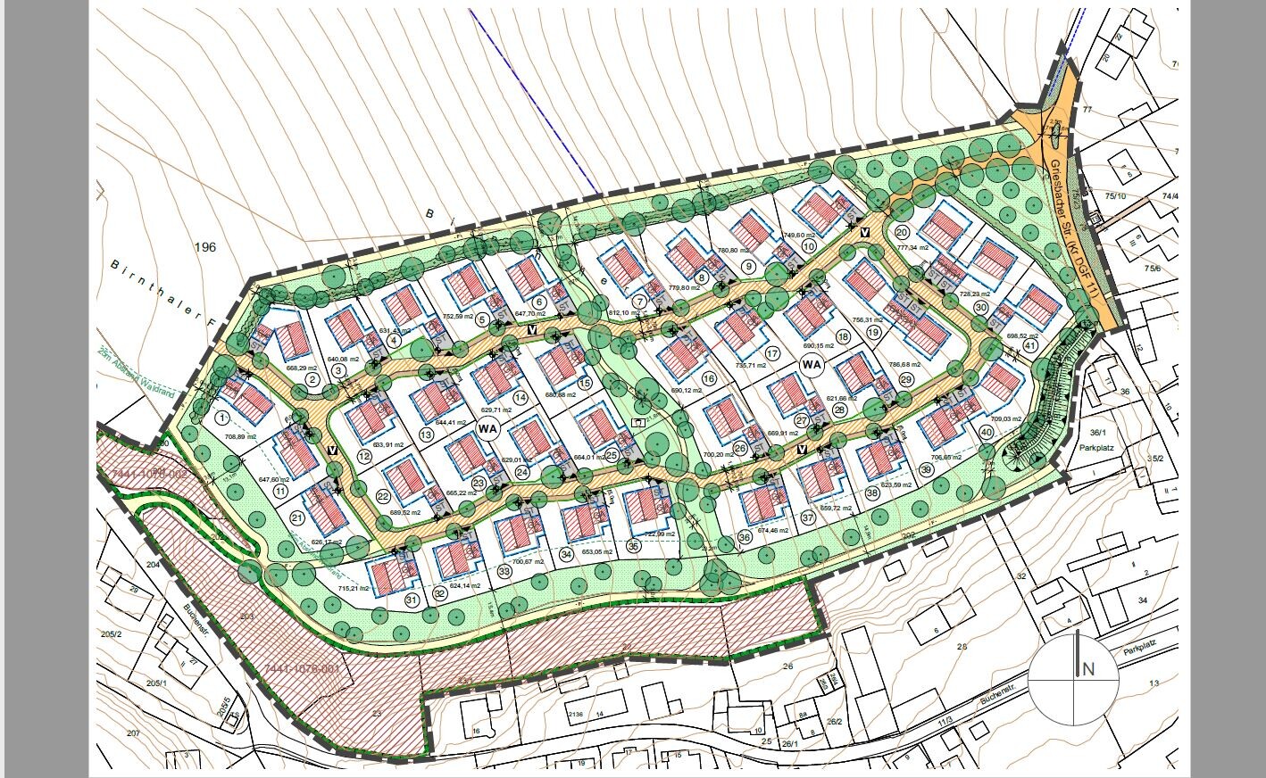 Lageplan einer Siedlung: Grundstücke, Straßen, Bäume, Grünflächen und Höhenlinien.