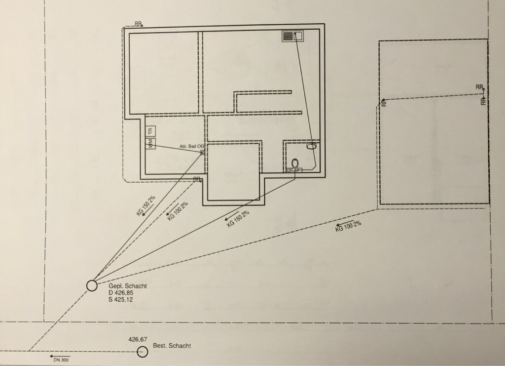 Grundrissplan eines Gebäudes mit geplanten Schächten und Leitungen.
