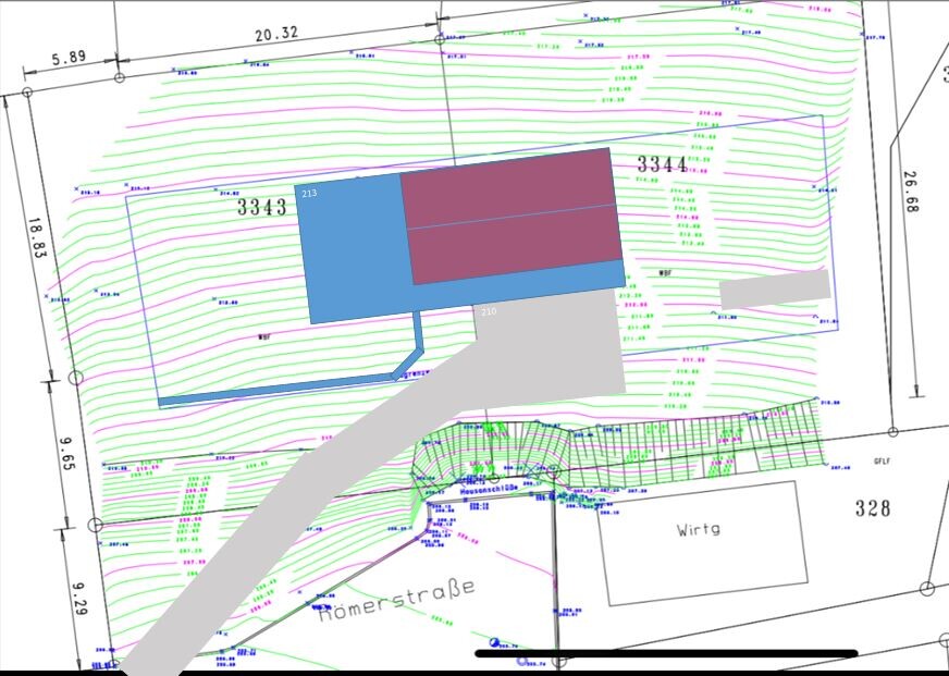 Lageplan eines Grundstücks mit Gebäudegrundriss, Zufahrt und Geländekonturen für Hausbau
