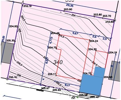 Lageplan mit Geländekonturen und rotem Baugrundriss auf Grundstück