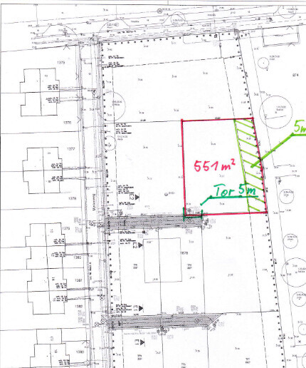 Grundstücks-Lageplan: roter Rand, 551 m²; Tor 5 m grün markiert.