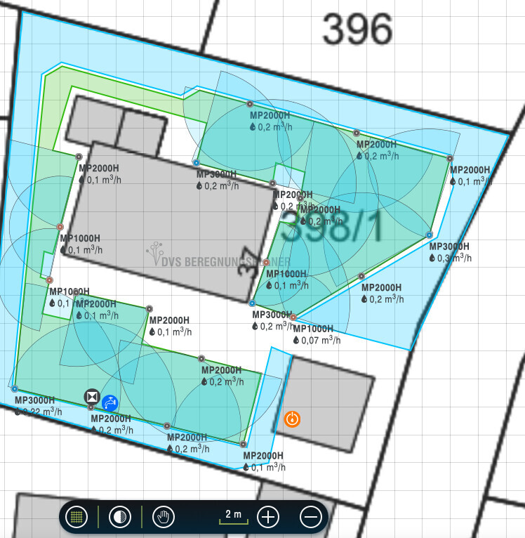 Lageplan eines Bauareals mit Gebäuden, grünen Zonen, blauer Umrandung und Pumpen MP2000H/MP1000H.