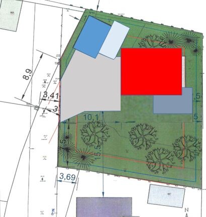 Lageplan eines Grundstücks mit Gebäudegrundriss, Garten, Bäumen und Zufahrt.