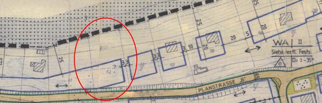 Lageplan: blaue Grundstücks- und Straßenlinien, rote Kreismarkierung um gekrümmte Linienführung.