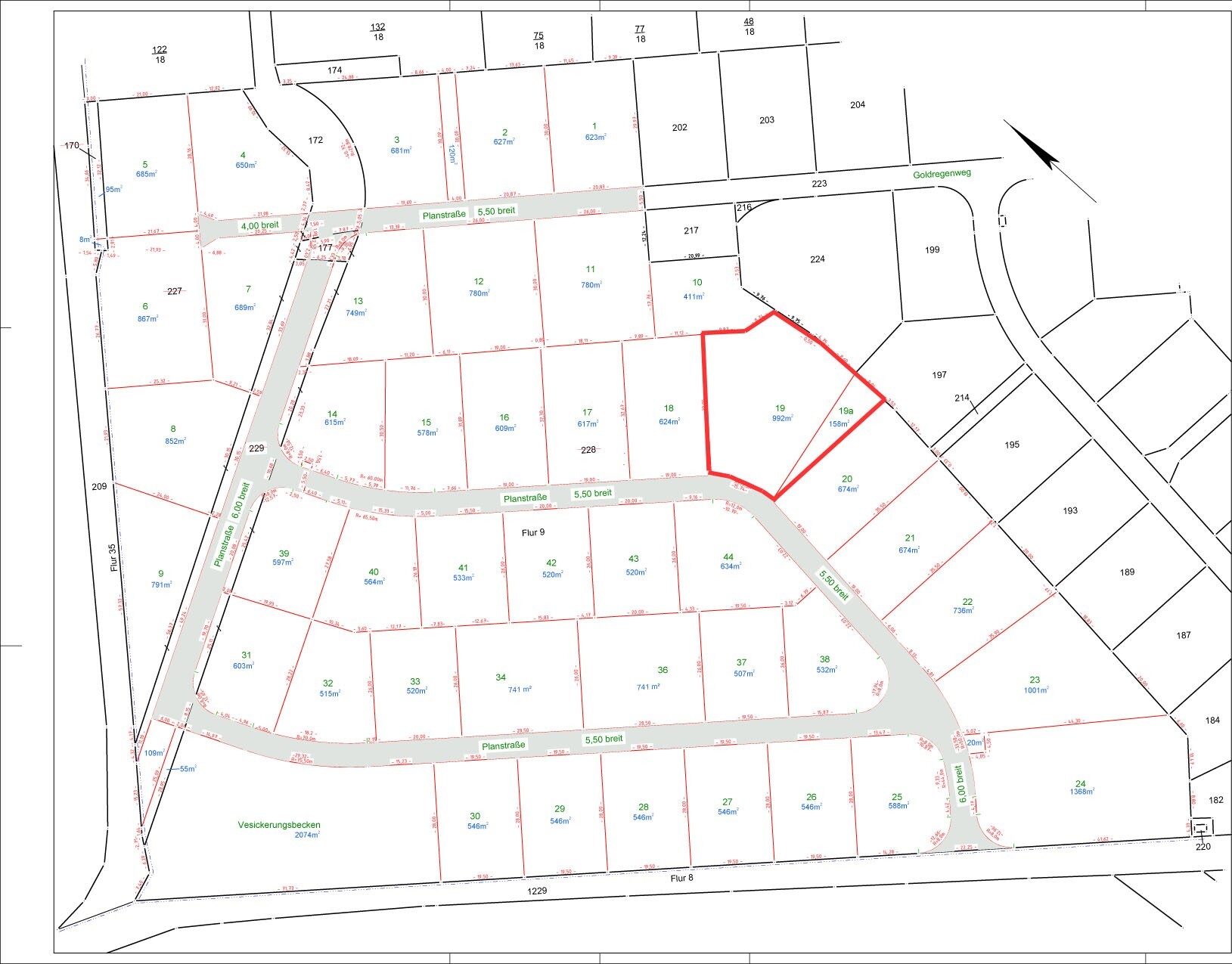 Lageplan eines Baugrundstuecks mit Parzellen, roten Grenzlinien und Strassen