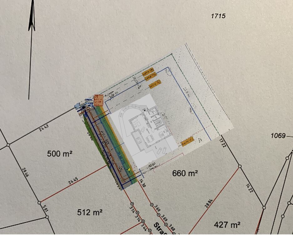 Lageplan eines Baugrundstücks mit Grundstücksgrenzen, Flächenangaben und Gebäudestruktur