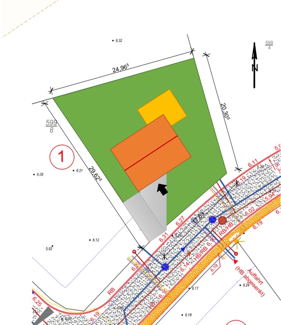 Lageplan: Grünes Grundstücksareal mit orangefarbenem Hauptgebäude und gelbem Anbau; Zufahrt unten.