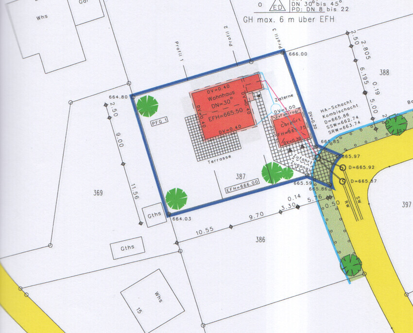Lageplan: rotes Wohnhaus mit Terrasse, Grünflächen, Bäumen und Straßenumgebung.