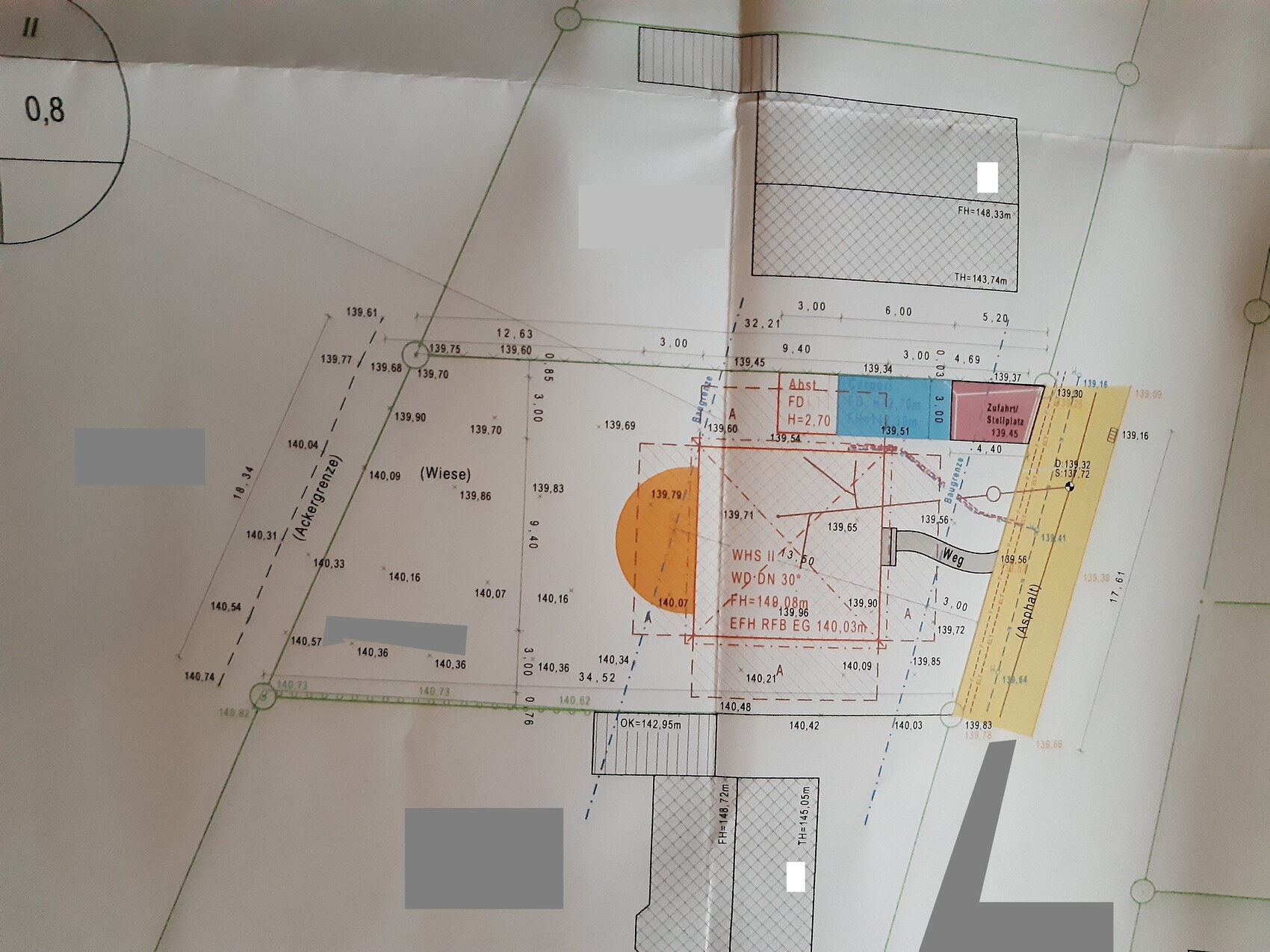 Lageplan eines Baugrundstücks mit Gebäudeumriss, Maßen und Zufahrten