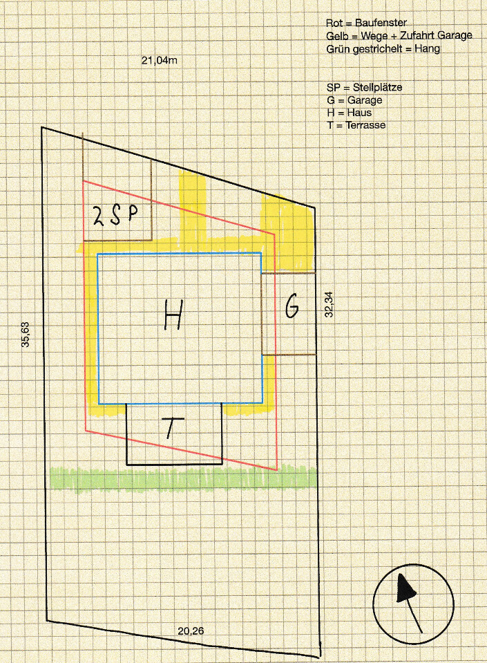 Grundriss: H, G, T, SP; Farblegende Rot=Baufenster, Gelb=Weg/Zufahrt, Grün=Hang.