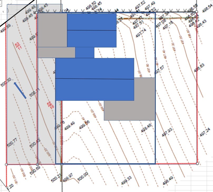 Topografische Karte mit Höhenlinien; roter Rand, blau/graue Rechtecke überlagern einen Plan.