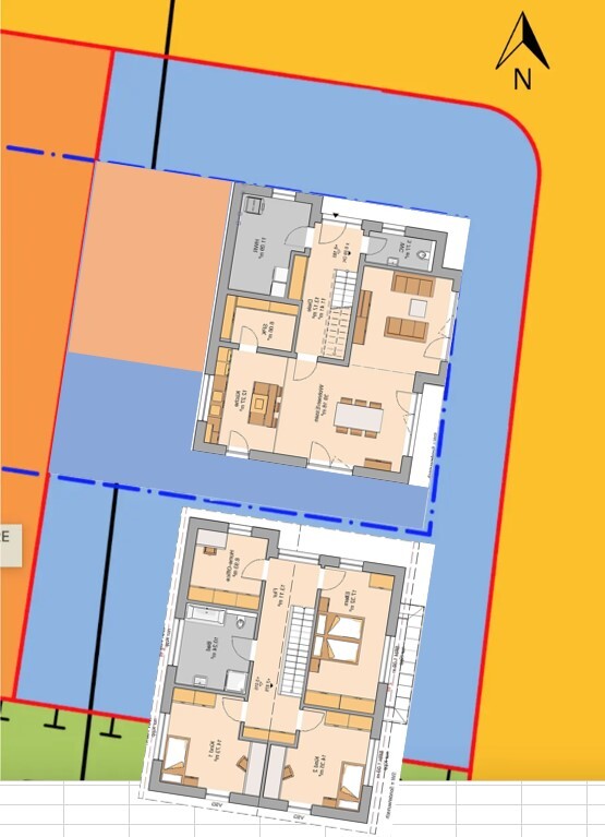 Lageplan mit zwei Gebäude-Grundrissen, rote Grundstücksgrenze, blaue Zone und Nordpfeil.